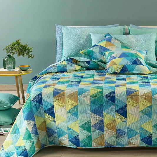 Trapuntino Caleffi Iride in microfibra. Disponibile nella misura per letto singolo e piazza e mezza. Fantasia geometrica moderna e colorata. Colore bluette, verde..