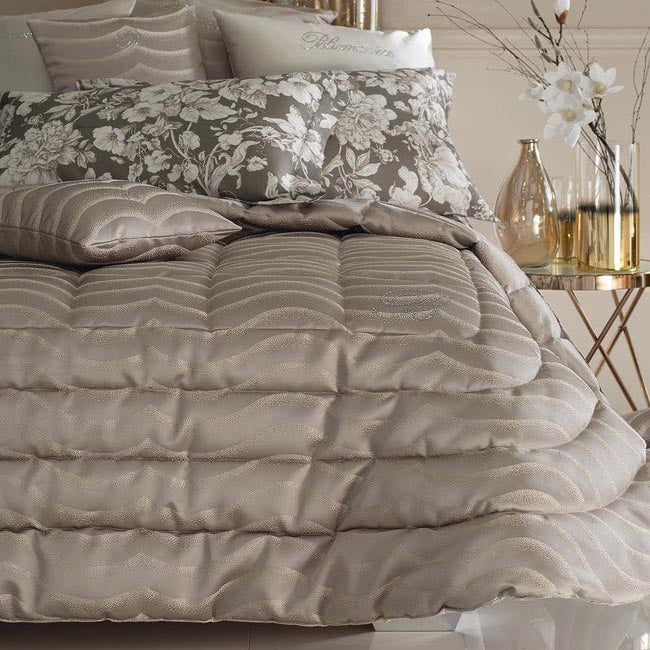 Trapuntino matrimoniale Jasmine Blumarine in raso jacquard con logo in cristalli Swarovski. Colore tortora con venature dorate.