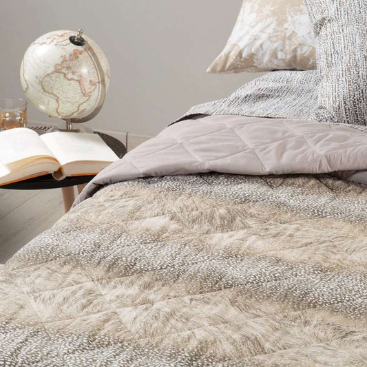 Trapunta primaverile Caleffi Cariblu per letto matrimoniale. Trapuntino con fantasia moderna nella variante di colore naturale tortora.Quilt con lato superiore in cotone stampato e lato inferiore in micofibra
