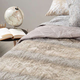 Trapunta primaverile Caleffi Cariblu per letto matrimoniale. Trapuntino con fantasia moderna nella variante di colore naturale tortora.Quilt con lato superiore in cotone stampato e lato inferiore in micofibra