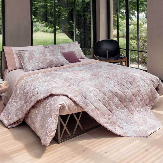 Completo Lenzuola matrimoniale Fazzini Kimono in percalle di cotone. Fantasia floreale con fiori bianchi su fondo rosa sulle federe e sul lenzuolo di sopra. Lenzuolo di sotto in percalle tinta unita rosa. 