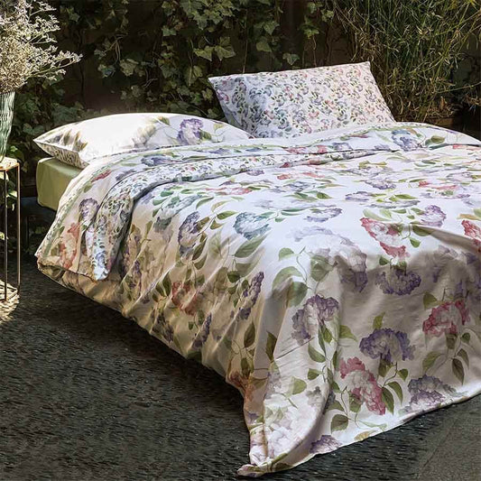 Trapunta invernale piumone matrimoniale Ortensie Fazzini in percalle di puro cotone. Fantasia floreale con fiori rosa e glicine. Collezione autunno inverno 2021.