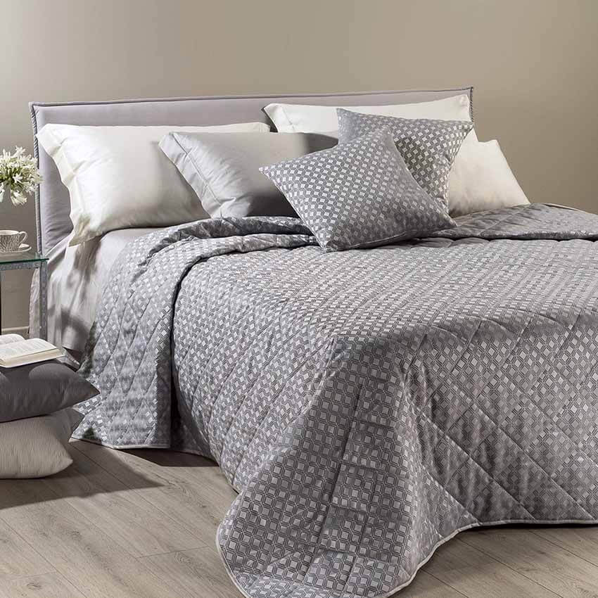 Trapuntino matrimoniale Rich Caleffi in raso jacquard. Fantasia geometrica colore grigio. Copriletto trapuntato, trapunta primaverile.