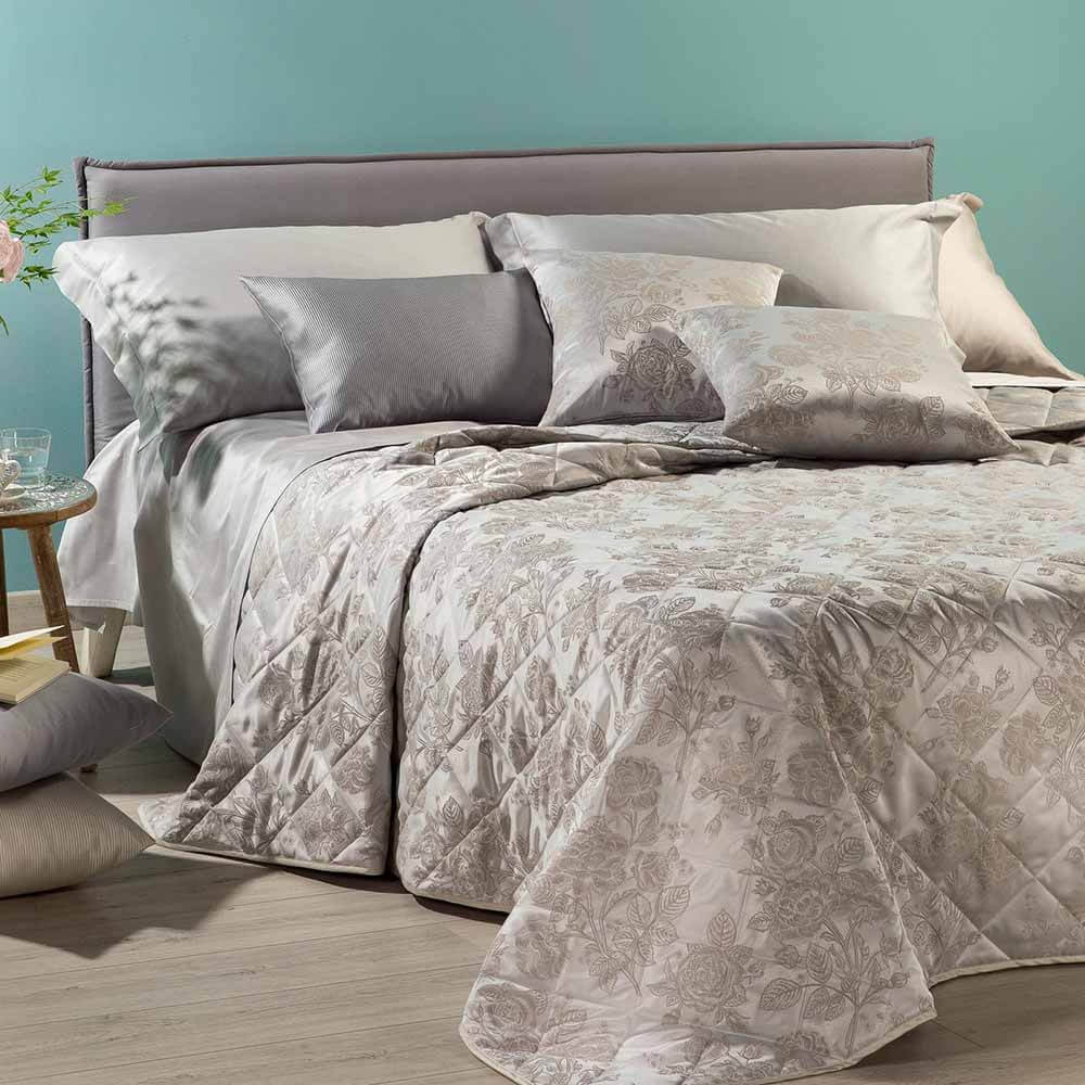 Trapuntino matrimoniale Roseto Caleffi in raso jacquard. Fantasia floreale. colore naturale beige.