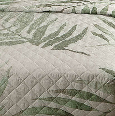 Trapuntino matrimoniale Eden Borbonese in raso di puro cotone stampato. La trapunta primaverile Eden è stampata in digitale con motivi floreali. Colore grigio salvia. Dettaglio fantasia.