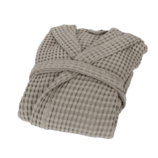 Accappatoio in nido d'ape con cappuccio Fazzini Nettare, in morbidissimo cotone con trattamento Stone-washed.  L'accappatoio Nettare è in 100% cotone. Il trattamento stone-washed dona al capo una maggiore morbidezza. Colore corda, tortora