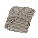 Accappatoio in nido d'ape con cappuccio Fazzini Nettare, in morbidissimo cotone con trattamento Stone-washed.  L'accappatoio Nettare è in 100% cotone. Il trattamento stone-washed dona al capo una maggiore morbidezza. Colore corda, tortora