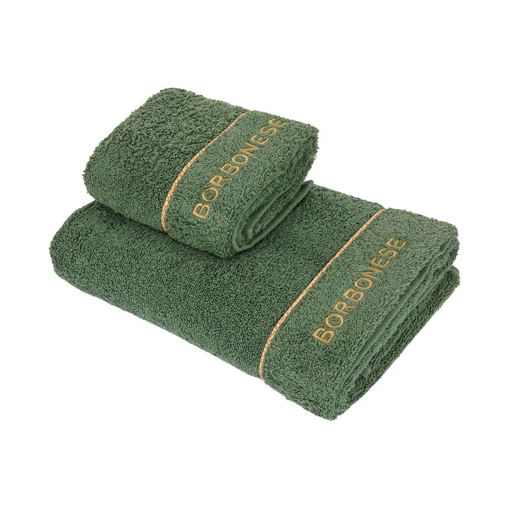 Coppia asciugamani Borbonese Fine OP in spugna di puro cotone da 550 g/mq. Bordo con logo Borbonese ricamato e codina di topo con motivo Borbonese. Colore verde