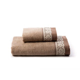 Coppia asciugamani Caleffi Sofy in spugna di puro cotone. Asciugamano e ospite, in tinta unita, sono impreziositi da bordo in pizzo. Colore naturale tortora