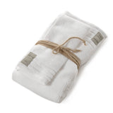 Asciugamano con ospite Coccola Fazzini. Coppia asciugamani in tinta unita. Colore bianco. Spugna di cotone 550 g/mq.