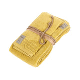 Asciugamano con ospite Coccola Fazzini. Coppia asciugamani in tinta unita. Colore giallo senape. Spugna di cotone 550 g/mq.
