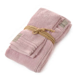 Asciugamano con ospite Coccola Fazzini. Coppia asciugamani in tinta unita. Colore rosa quarzo. Spugna di cotone 550 g/mq.