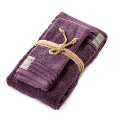 Asciugamano con ospite Coccola Fazzini. Coppia asciugamani in tinta unita. Colore viola melanzana. Spugna di cotone 550 g/mq.