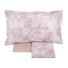 Completo Lenzuola matrimoniale Fazzini Kimono in percalle di cotone. Fantasia floreale con fiori bianchi su fondo rosa sulle federe e sul lenzuolo di sopra. Lenzuolo di sotto in percalle tinta unita rosa. 