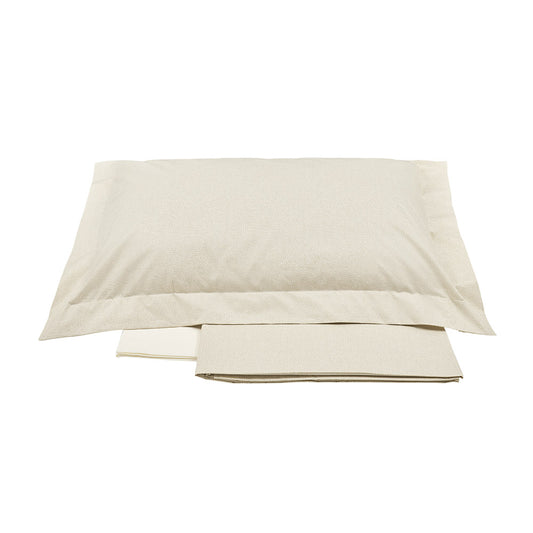 Completo lenzuola matrimoniale Borbonese Oplà in percalle di puro cotone. Variante di colore ecrù (beige).  Completo lenzuola Borbonese con stampa a occhio di pernice che si sviluppa sulle federe e sul lenzuolo di sopra. Il lenzuolo di sotto con gli angoli è invece in percalle tinta unita. 