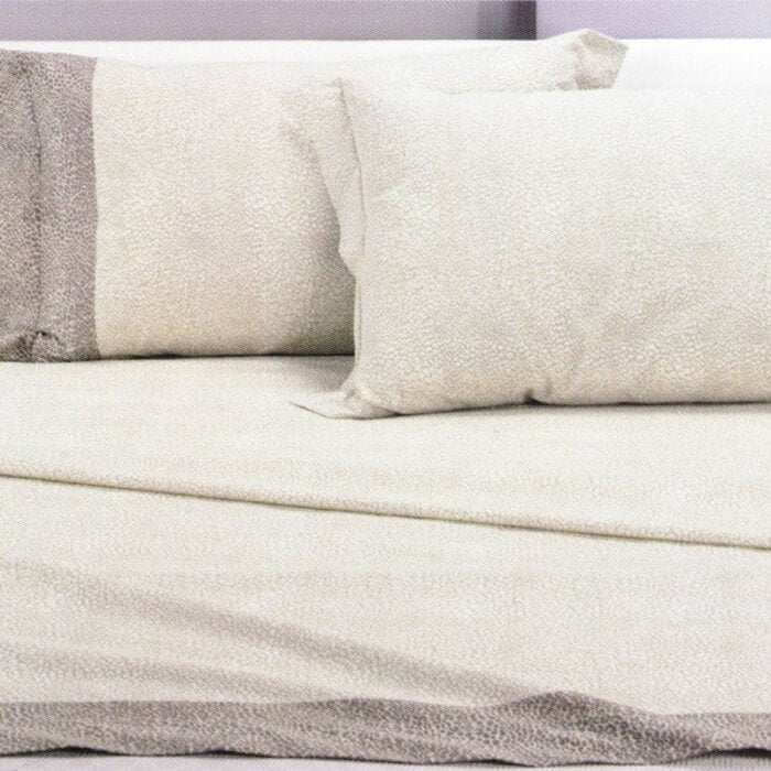 Completo lenzuola Caleffi Leopard in puro cotone. Disponibile nella misura per letto singolo e matrimoniale. Colore naturale beige