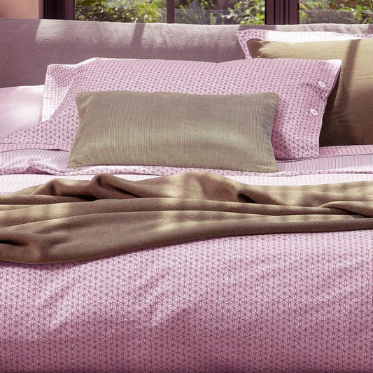Completo lenzuola matrimoniale Fazzini Carlo, in puro cotone di ottima qualità. Il completo lenzuola Carlo è caratterizzato da un'allegra fantasia geometrica, colore magnolia, fucsia