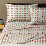 Completo lenzuola Caleffi Cosmo in puro cotone. Fantasia moderna geometrica con quadratini multicolore.  Disponibile nella misura per letto singolo, piazza e mezza, piazza e mezza maxi (francese) e matrimoniale.