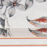 Completo lenzuola Gabel Danimarca, in madapolam di puro cotone. Disponibile per letto matrimoniale. Il completo lenzuola Danimarca presenta una delicata fantasia floreale nel colore bordeaux arancione. Il lenzuolo di sopra e la federa presentano una fantasia con fiori e foglie su fondo chiaro. Il lenzuolo con angoli è invece a righe.
