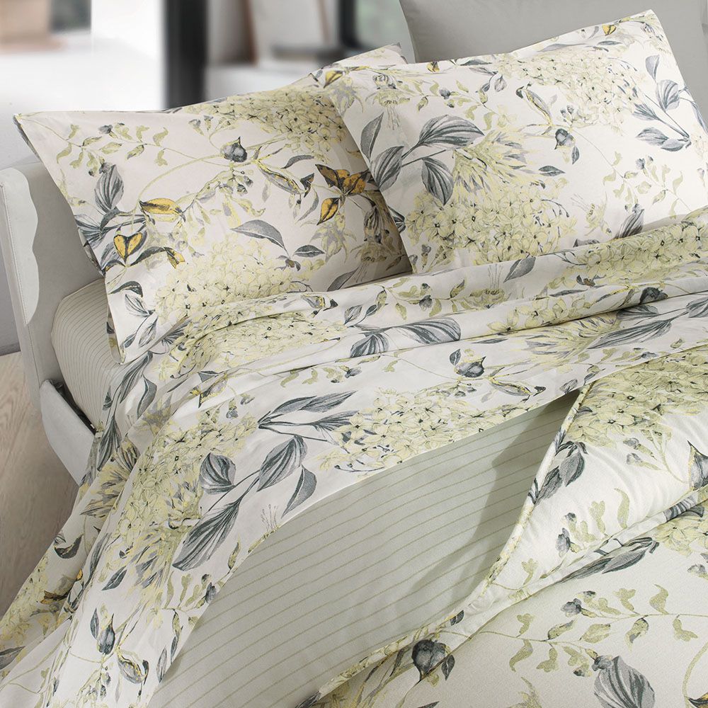 Completo lenzuola Gabel Danimarca, in madapolam di puro cotone. Disponibile per letto matrimoniale.  Il completo lenzuola Danimarca presenta una delicata fantasia floreale nel colore naturale beige. Il lenzuolo di sopra e la federa presentano una fantasia con fiori e foglie su fondo chiaro. Il lenzuolo con angoli è invece a righe.