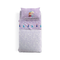 Completo lenzuola Caleffi Disney Frozen Love in puro cotone. Misura letto singolo. Il completo lenzuola presenta una fantasia con Elsa, Anna e Olaf dal film Disney Frozen. Con il suo fondo lilla, il completo lenzuola Frozen Love è l'ideale per la cameretta della tua bambina.