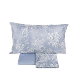 Completo Lenzuola coprilettomatrimoniale Fazzini Kimono in percalle di cotone. Fantasia floreale con fiori bianchi su fondo rosa sulle federe e sul lenzuolo di sopra. Lenzuolo di sotto in percalle tinta unita rosa. Collezione primavera estate 2022