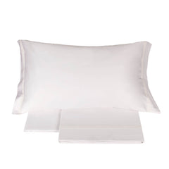 Completo lenzuola matrimoniale Macramè di La Perla, in raso di puro cotone tinta unita.  Completo elegante e discreto, caratterizzato dalla qualità eccellente del raso di puro cotone e dalla lavorazione macramè riportante il logo "La Perla". Colore bianco.
