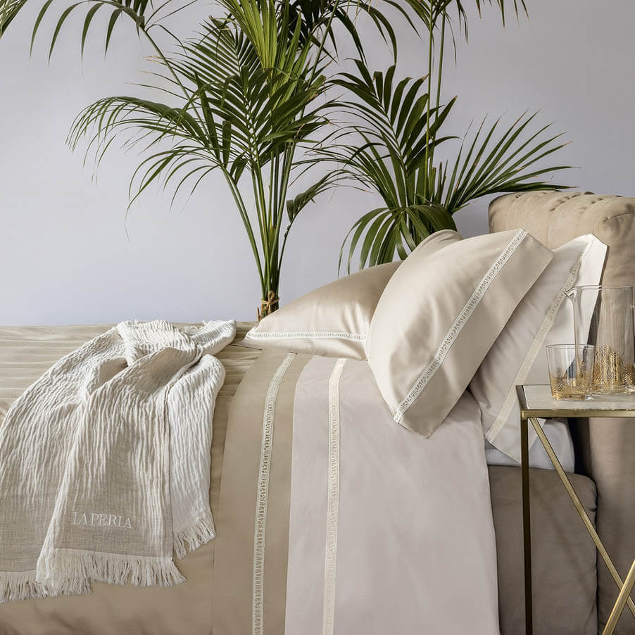 Completo lenzuola matrimoniale Macramè di La Perla, in raso di puro cotone tinta unita.  Completo elegante e discreto, caratterizzato dalla qualità eccellente del raso di puro cotone e dalla lavorazione macramè riportante il logo "La Perla".
