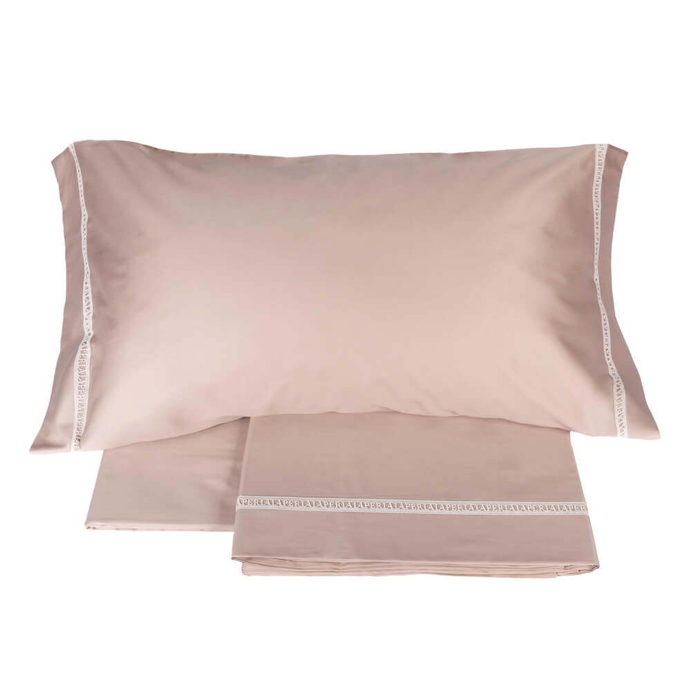 Completo lenzuola matrimoniale Macramè di La Perla, in raso di puro cotone tinta unita.  Completo elegante e discreto, caratterizzato dalla qualità eccellente del raso di puro cotone e dalla lavorazione macramè riportante il logo "La Perla". Colore rosa.