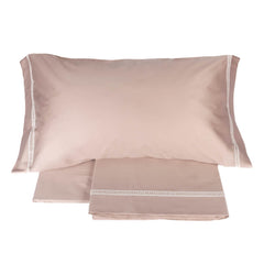 Completo lenzuola matrimoniale Macramè di La Perla, in raso di puro cotone tinta unita.  Completo elegante e discreto, caratterizzato dalla qualità eccellente del raso di puro cotone e dalla lavorazione macramè riportante il logo "La Perla". Colore rosa.