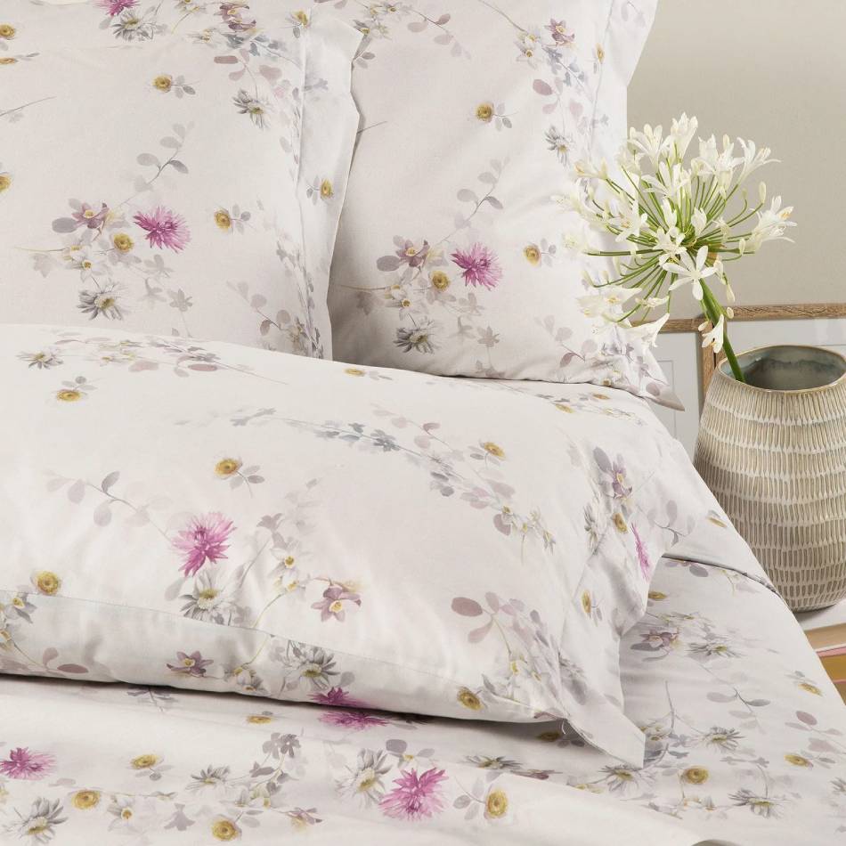 Completo lenzuola matrimoniale Caleffi Aurora, in puro cotone con stampa digitale. Fantasia con fiori dal colore delicato su fondo chiaro.