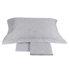 in raso di puro cotone. La collezione Baco rievoca la matericità della seta cruda in un falso tinto unito dalla superficie elegantemente increspata. La trama fitta regala spunti per un arredo elegante e minimale. Fantasia moderna colore grigio perla
