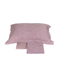Completo lenzuola matrimoniale Fazzini Baco in raso di puro cotone.  La collezione Baco rievoca la matericità della seta cruda in un falso tinto unito dalla superficie elegantemente increspata. La trama fitta regala spunti per un arredo elegante e minimale. Fantasia moderna colore rosa