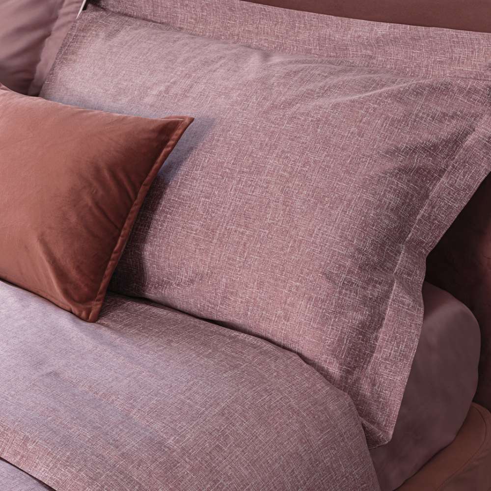 Completo lenzuola matrimoniale Fazzini Baco in raso di puro cotone.  La collezione Baco rievoca la matericità della seta cruda in un falso tinto unito dalla superficie elegantemente increspata. La trama fitta regala spunti per un arredo elegante e minimale. Fantasia moderna colore rosa