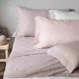 Completo lenzuola matrimoniale Caleffi Stella in puro cotone. La fantasia del completo lenzuola Stella è un originale mix tra geometrico e floreale.
