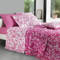 Completo Lenzuola Ibiza di Gabel in puro cotone. Disponibile per letto singolo, matrimoniale e piazza e mezza maxi (misura francese).  Il lenzuolo di sopra e la federa presentano una fantasia con fiori fuxia su fondo bianco. Il lenzuolo con angoli è fuxia con piccoli pois bianchi.