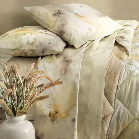 Completo lenzuola matrimoniale Gabel Mistral, in madapolam di puro cotone.  Il completo lenzuola Mistral è caratterizzato da una delicata fantasia floreale. Il lenzuolo di sopra e le federe presentano una fantasia con fiori e foglie su fondo chiaro. Il lenzuolo con angoli è invece in tinta unita beige.