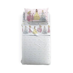 Completo lenzuola Caleffi Disney Le Principesse in puro cotone. Disponibile per letto singolo e a una piazza e mezza. Il completo lenzuola presenta una fantasia su fondo bianco con Le principesse Aurora, Belle e Cenerentola. La federa invece ha il fondo rosa. Ideale per la tua bambina.