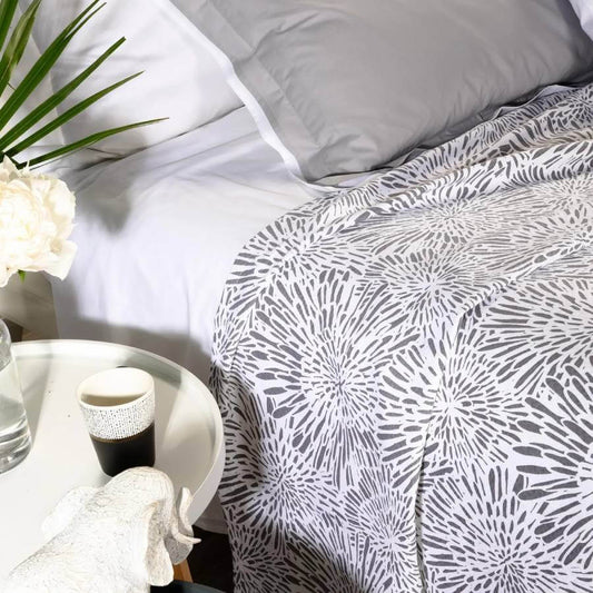 Copriletto matrimoniale Lido di Caleffi, in piquet di puro cotone. Coperta estiva con fantasia moderna colore bianco e grigio.