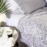 Copriletto matrimoniale Lido di Caleffi, in piquet di puro cotone. Coperta estiva con fantasia moderna colore bianco e grigio.