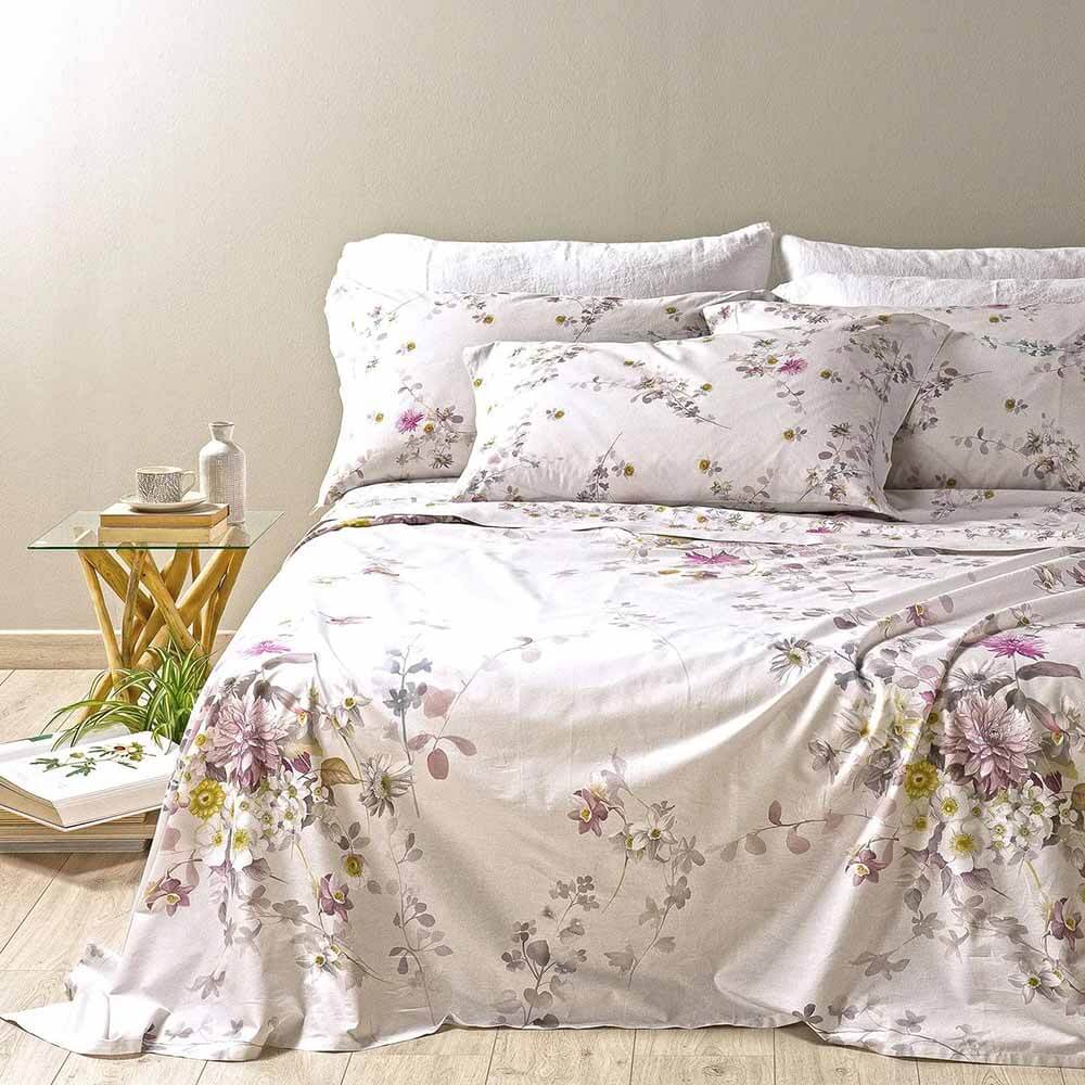 Coperta estiva Caleffi Aurora, in panama di puro cotone con stampa digitale. Fantasia con fiori delicati su fondo beige/tortora.  Copriletto estivo per letto matrimoniale.