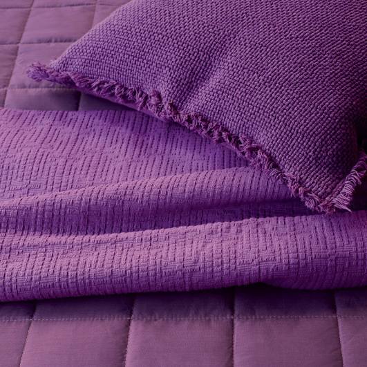 Copriletto matrimoniale Fazzini Dialogo. Coperta estiva in piquet di cotone colore viola purple. Tinta unita con motivi geometrici.