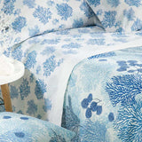 Copriletto non trapuntato matrimoniale Coral di Caleffi, in piquet di puro cotone. Coperta estiva leggera, fantasia con coralli azzurri su fondo chiaro.