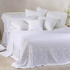 Copriletto matrimoniale Caleffi Vittoria, in puro cotone. Coperta estiva elegante e raffinata, in morbidissimo cotone bianco.