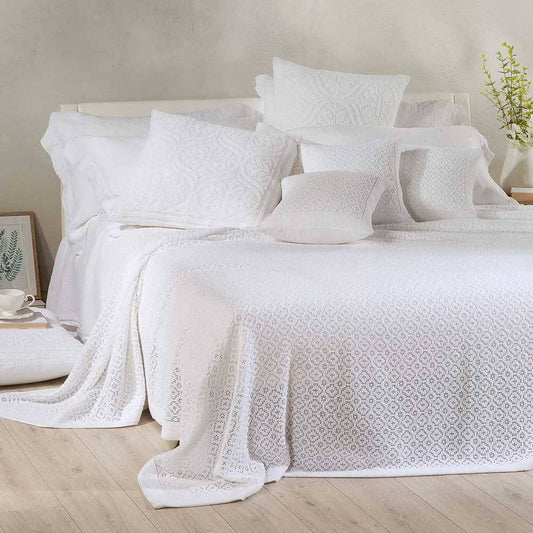 Copriletto matrimoniale Caleffi Gloria, in puro cotone. Coperta estiva elegante e raffinata, in morbidissimo cotone bianco con effetto ricamo.