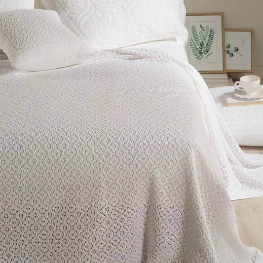 Copriletto matrimoniale Caleffi Gloria, in puro cotone. Coperta estiva elegante e raffinata, in morbidissimo cotone bianco con effetto ricamo.