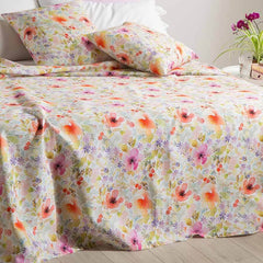 Coperta estiva Caleffi Isola dei Fiori, in piquet di puro cotone con stampa digitale. Fantasia allegra e vivace con fiori colorati su fondo chiaro.  Disponibile per letto singolo, piazza e mezza e matrimoniale.