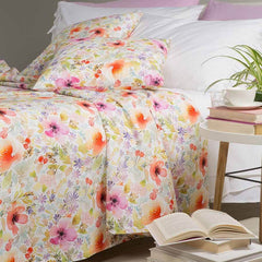 Coperta estiva Caleffi Isola dei Fiori, in piquet di puro cotone con stampa digitale. Fantasia allegra e vivace con fiori colorati su fondo chiaro.  Disponibile per letto singolo, piazza e mezza e matrimoniale.