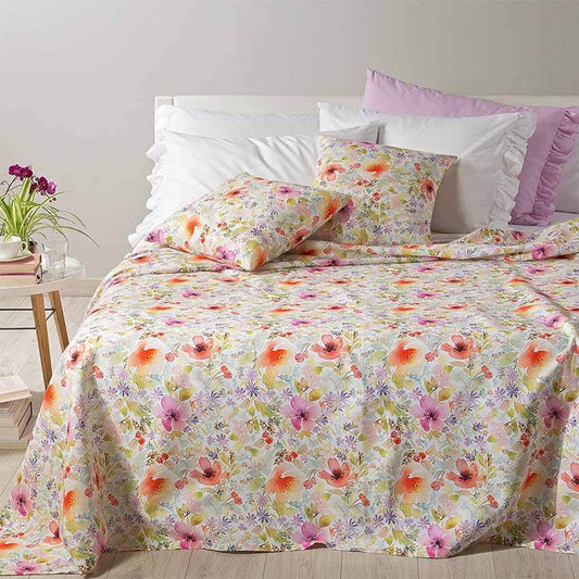 Coperta estiva Caleffi Isola dei Fiori, in piquet di puro cotone con stampa digitale. Fantasia allegra e vivace con fiori colorati su fondo chiaro.  Disponibile per letto singolo, piazza e mezza e matrimoniale.