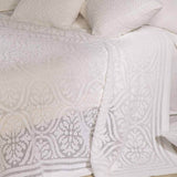 Copriletto matrimoniale Caleffi Vittoria, in puro cotone. Coperta estiva elegante e raffinata, in morbidissimo cotone bianco.